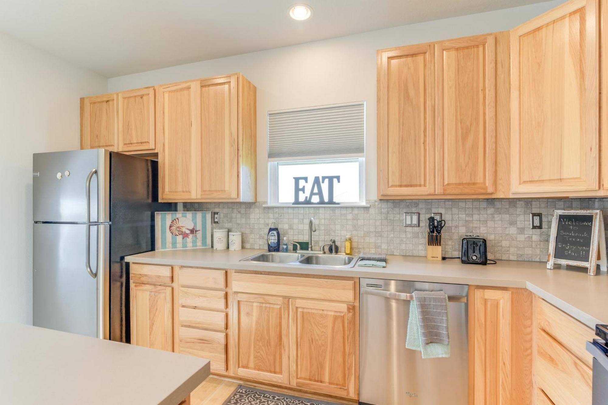 Getaway With Balconies And Bay Views! * Seabrook