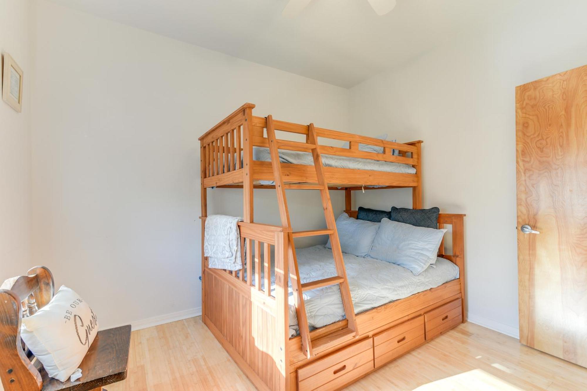 Getaway With Balconies And Bay Views! * Seabrook