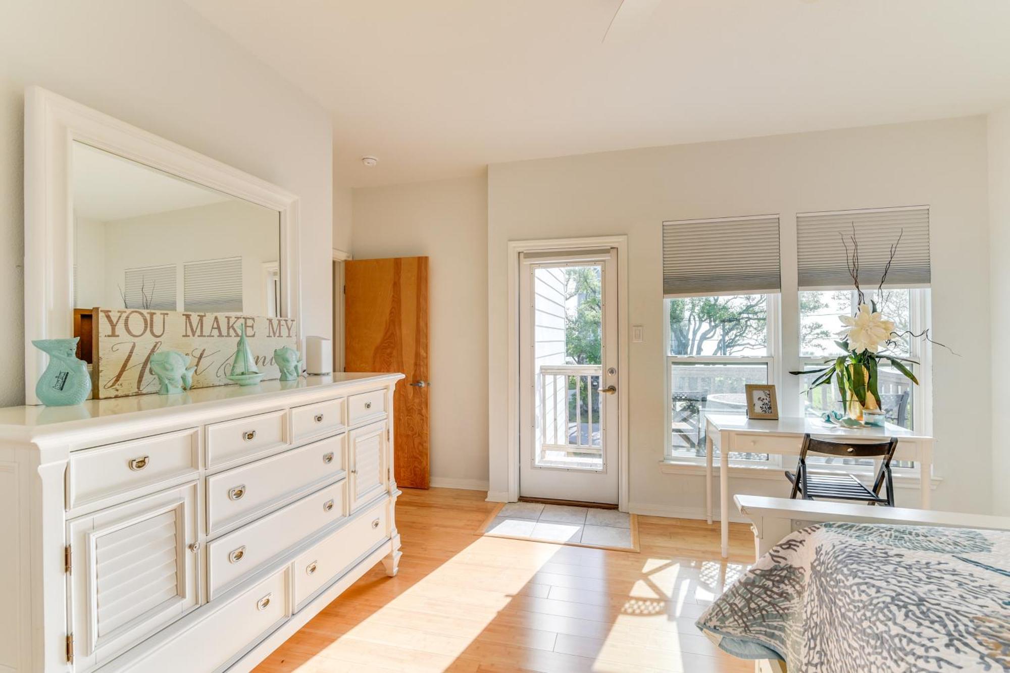 Getaway With Balconies And Bay Views! Holiday home Seabrook