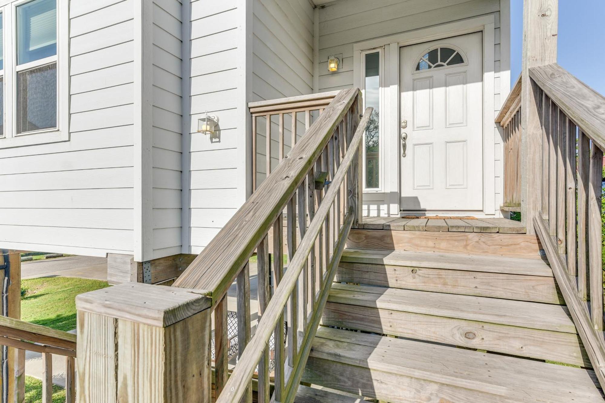 Getaway With Balconies And Bay Views! Seabrook