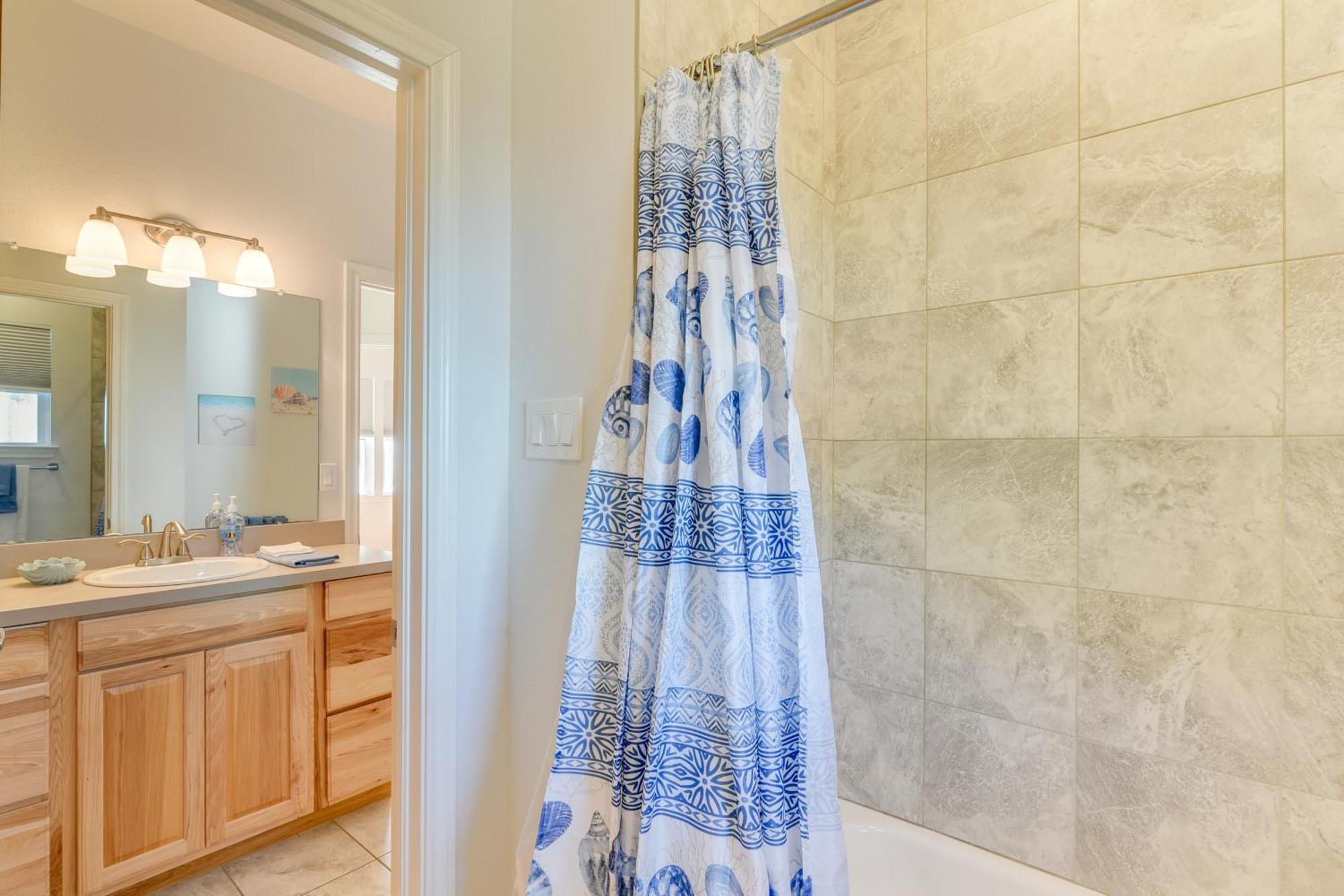 Getaway With Balconies And Bay Views! * Seabrook