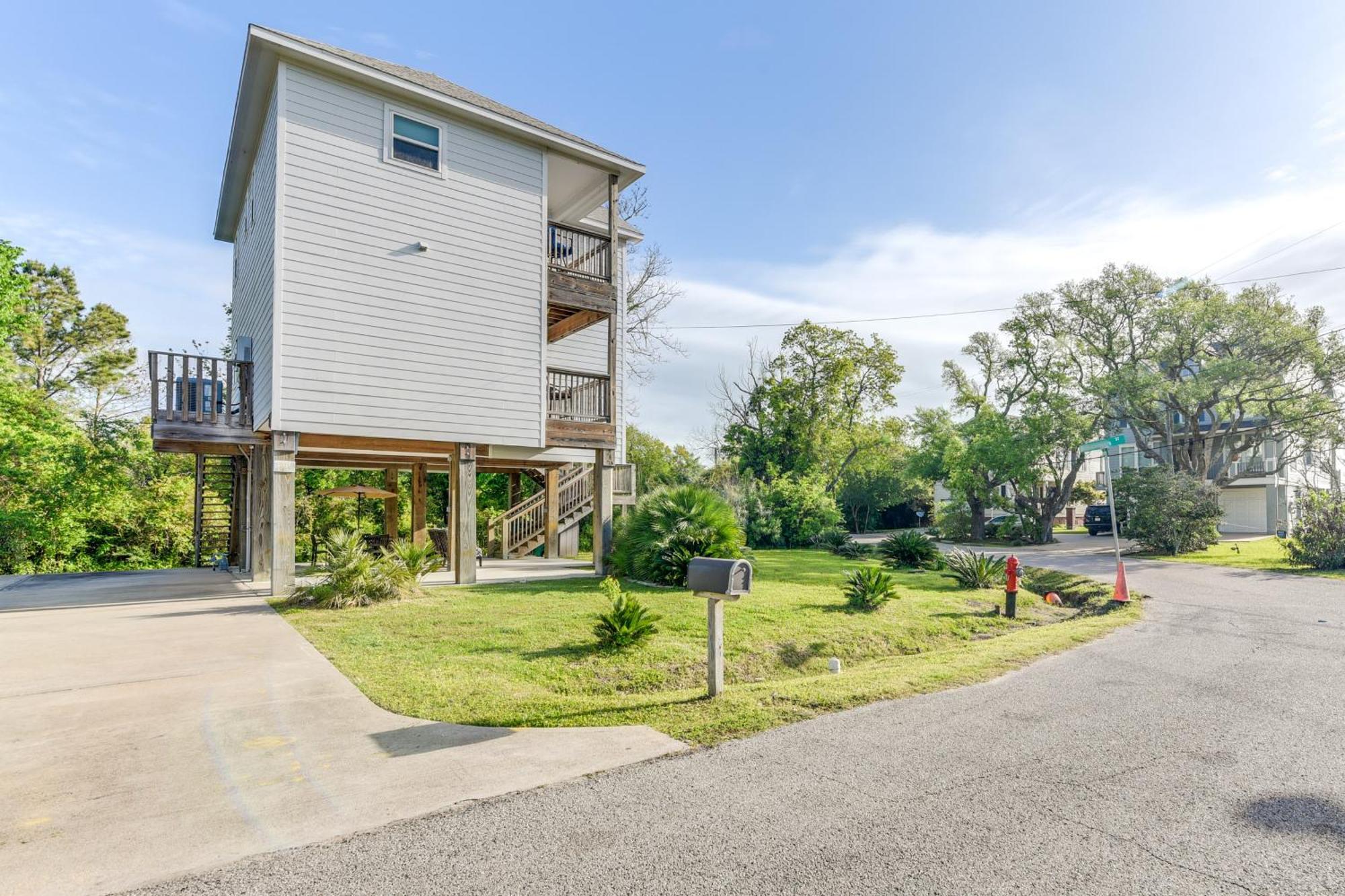 Getaway With Balconies And Bay Views! Holiday home