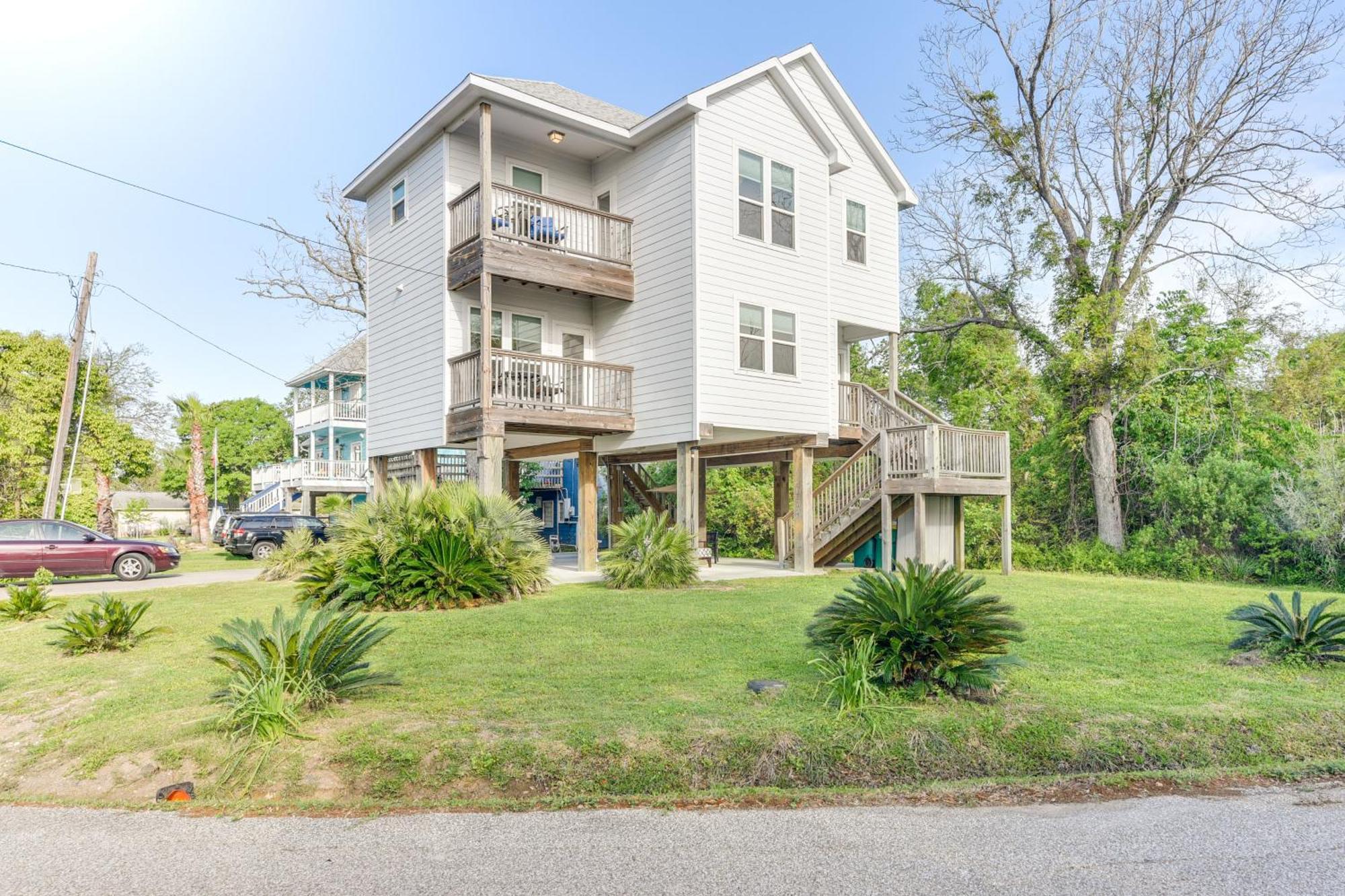 Holiday home Getaway With Balconies And Bay Views!